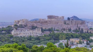 Yunanistan. Atina. Parthenon. Pembe gün batımı ve gece ışıklarının dahil edilmesi. Zaman aşımı