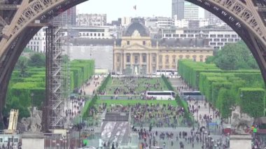 Fransa, Paris. Eyfel Kulesi, araba trafiği ve Jena Köprüsü 'ndeki insanlar. Uzaklaştır