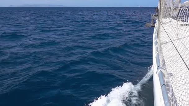 阳光灿烂的天气 平静的蓝色大海 白色游艇和水泡 慢动作 — 图库视频影像