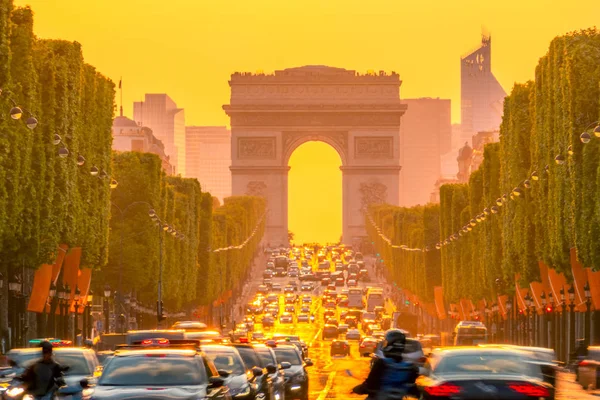 Orange solnedgång på Champs Elysees — Stockfoto