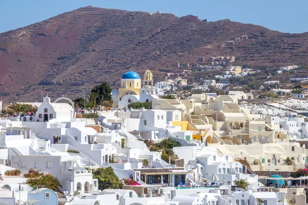 Griekenland Zonnige Zomerdag Het Eiland Santorini Witte Gebouwen Berg Achtergrond — Stockfoto