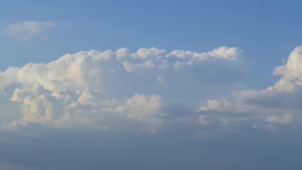 蓝天中的快速轻云变成了浓重的连续云雾 天渐渐黑了 闪电闪烁着 时间流逝 — 图库视频影像