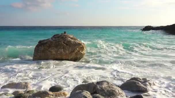 Uma Praia Rochosa Numa Noite Ensolarada Ondas Quebrando Grandes Pedras — Vídeo de Stock