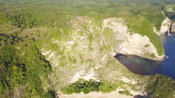 Słoneczny Dzień Nad Skalistym Tropikalnym Brzegiem Pusta Piaszczysta Plaża Turkusowa — Wideo stockowe