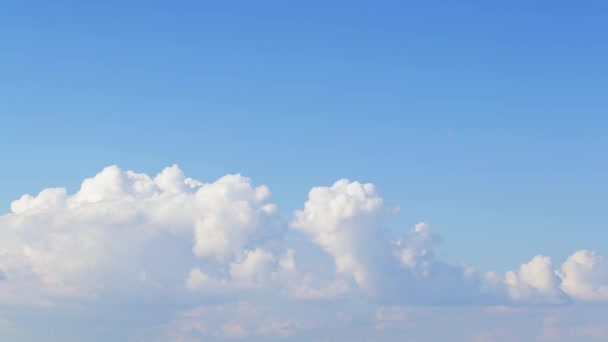 Langit Biru Dan Awan Berputar Putar Cuaca Cerah Waktu Jeda — Stok Video