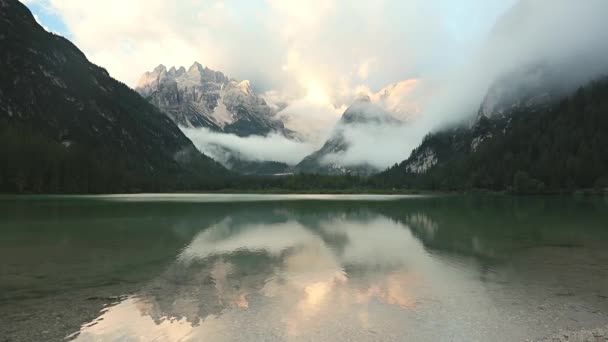 奥地利 森林群山和小湖 晨雾笼罩在岩石的山峰上 快速运动 — 图库视频影像