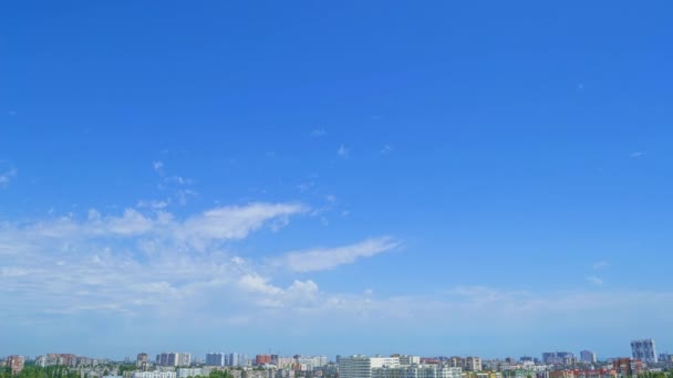 阳光灿烂的夏日笼罩着城市的屋顶 淡淡的云彩离开蓝天 时间流逝 — 图库视频影像