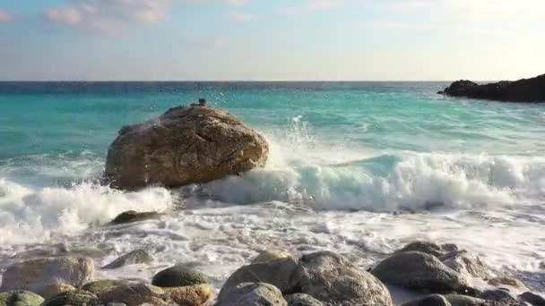 Uma Praia Rochosa Numa Manhã Ensolarada Ondas Quebrando Grandes Pedras — Vídeo de Stock