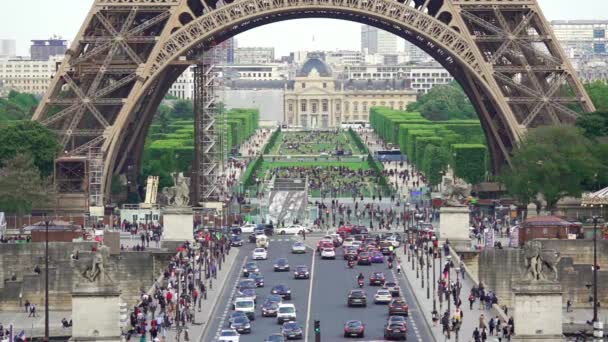 Francie Letní Den Paříži Eiffelova Věž Provoz Aut Lidí Mostě — Stock video