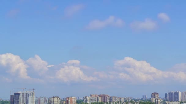 Сонячний Літній День Над Міськими Дахами Світлі Хмари Блакитному Небі — стокове відео