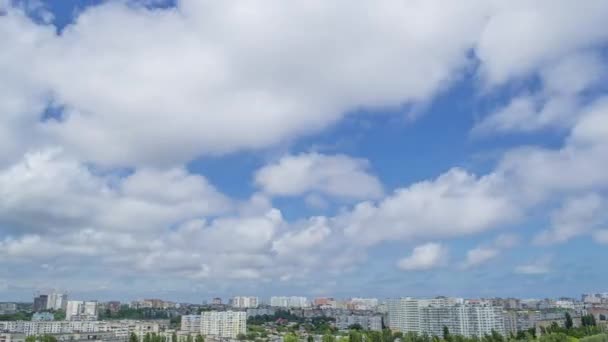 阳光灿烂的夏日笼罩着城市的屋顶 蓝天中许多云开得很快 全景时间差 — 图库视频影像