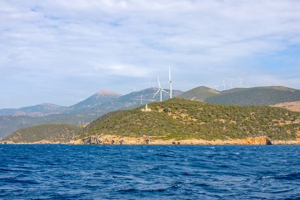 晴れた日にコリント湾の丘陵ギリシャの海岸 旧灯台の建物や多くの風力発電所 — ストック写真