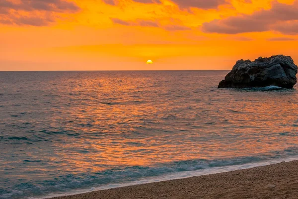 Multicolor Sunrise Calm Water Strip Sandy Beach Greek Coast Mediterranean — Stock Photo, Image