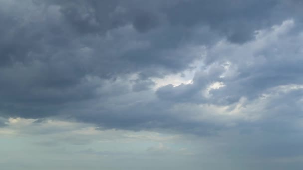 Horizontale Gewitterwolken Ziehen Über Einen Bewölkten Himmel Zeitraffer — Stockvideo
