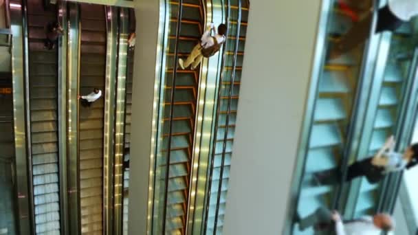 Торгівельний Центр Влітку Кілька Ескалаторів Йдуть Протилежних Напрямках Мало Хто — стокове відео