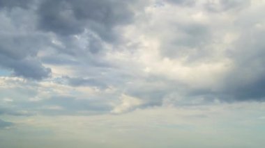 Gökyüzü bulutlu. Şiddetli bulutlar gün batımından önce gider. Zaman aşımı