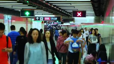 Hong Kong - 1 Mayıs 2016: Hong Kong metrosunda altgeçit. Büyük bir kalabalık zıt yönlere hareket ediyor. Hızlı hareket