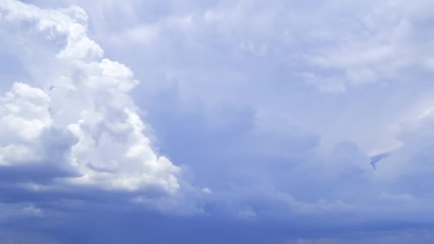 Ανοιχτά Άσπρα Σύννεφα Στον Γαλάζιο Ουρανό Μετατρέπονται Βαριά Γκρίζα Σύννεφα — Αρχείο Βίντεο
