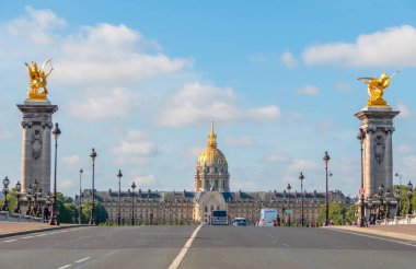 Fransa. Paris 'te güneşli bir yaz günü ve Esplanade Invalides cephesi. Arabalar ve insanlar 3. Alexander köprüsünde.