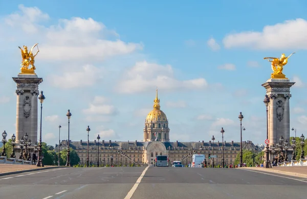 フランスだ パリの晴れた夏の日とエスプラネード インヴァリッドのファサード アレクサンダー3世の橋の上の車と人々 — ストック写真