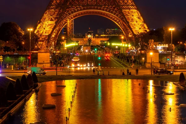 Франция Париж Транспорт Туристы Возле Эйфелевой Башни Ночным Освещением Отражения — стоковое фото