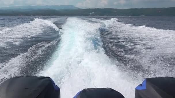 Dia Ensolarado Mar Perto Ilha Tropical Barco Motor Com Três — Vídeo de Stock