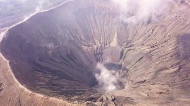 Endonezya 'da. Java adasında güneşli bir gün. Aktif Bromo volkanı. Hava görünümü