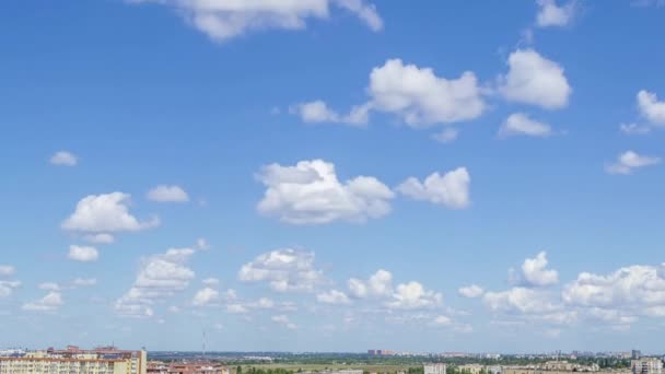阳光明媚的夏日笼罩着城市的屋顶 乌云在蓝天中飞扬 时间流逝 — 图库视频影像