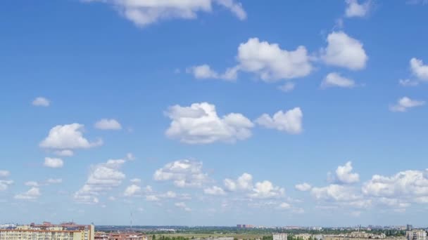 Journée Ensoleillée Été Sur Les Toits Ville Les Nuages Courent — Video