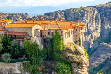 Yunanistan. Meteora 'da açık bir yaz günü. Büyük taşlara karşı kırmızı çatıları olan birkaç kaya manastırı.