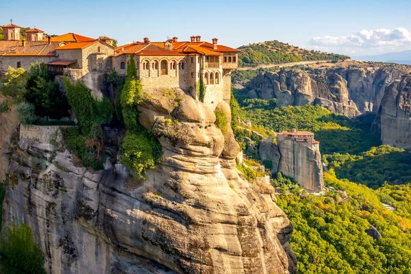 Yunanistan. Meteora 'da güneşli bir yaz günü. Kayalıklarda kırmızı çatıları olan manastırlar.