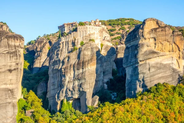 明媚的夏日在Meteora 一座岩石修道院的几座建筑 屋顶为红色 蓝天万里无云 — 图库照片