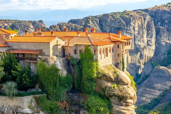 Yunanistan. Meteora 'da açık bir yaz günü. Büyük taşlara karşı kırmızı çatıları olan birkaç kaya manastırı.