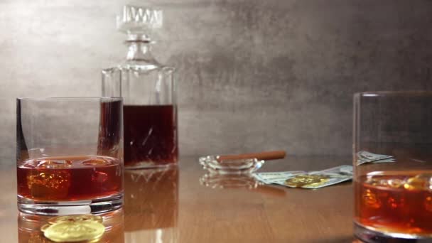 Highballs Och Pengar Flaska Whisky Och Askkopp Med Cigarr Bakgrunden — Stockvideo