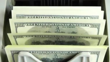 Yakın plan para sayma makinesi. Bir sürü yüz dolarlık banknot. Yavaş çekim