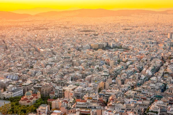 Yunanistan. Atina 'nın çatılarında sıcak bir yaz akşamı. Konut binaları ve dar sokaklar. Katedralin yeşil parkları olan kubbeleri. Hava görünümü