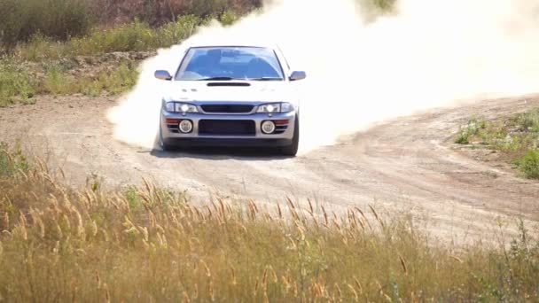 Ηλιόλουστη Καλοκαιρινή Μέρα Rally Αυτοκίνητο Οδηγεί Μέσα Από Μια Στροφή — Αρχείο Βίντεο