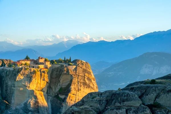 Grecia Puesta Sol Verano Meteora Monasterio Roca Sobre Fondo Los — Foto de Stock