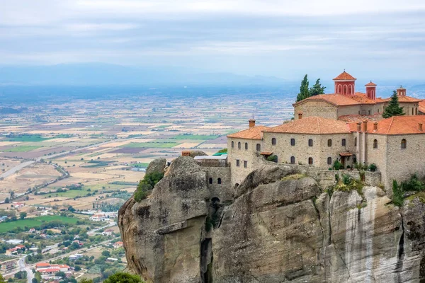 Grécia Dia Verão Meteora Mosteiro Penhasco Alto Acima Cidade Campos — Fotografia de Stock