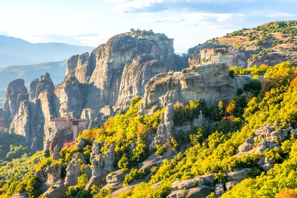 Grecja Słoneczny Letni Dzień Dolinie Kalambaka Kamienne Klasztory Meteora Szczycie — Zdjęcie stockowe