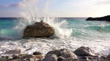 Sudaki sahil kayası. Sabah ışığı. Tsunami dalgaları birçok sıçramaya neden olur. Yavaş çekim