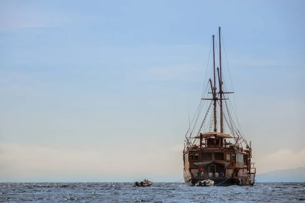Groot Zeilschip Met Duikers Verankerd Oceaan Twee Opblaasbare Motorboten Aan — Stockfoto