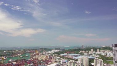 Singapur 'da güneşli bir gün. Konut alanları ve liman konteynır terminali panoraması. Hava görünümü