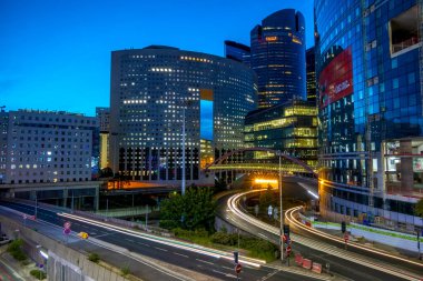 Fransa. Akşam trafiği. Paris 'te Bölge Savunması