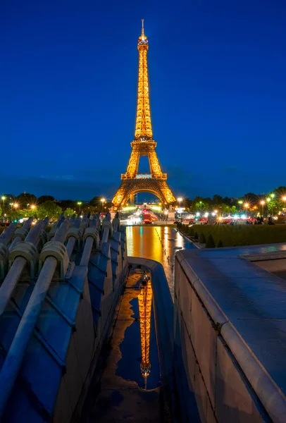 2019年5月28日 巴黎宁静的夏夜 有夜间照明和反光的埃菲尔铁塔 — 图库照片