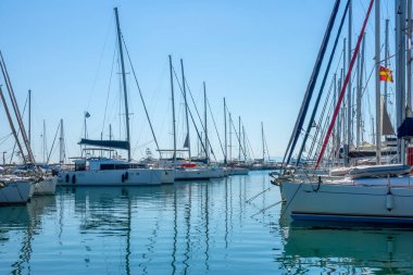 Yunanistan. Güneşli bir yaz günü. Küçük bir Yunan kasabası. Yat limanında bir sürü yelkenli var.