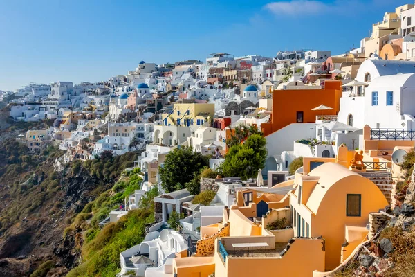 Griekenland Santorini Kleurrijke Gebouwen Zonnige Zomerdag Steile Kust — Stockfoto