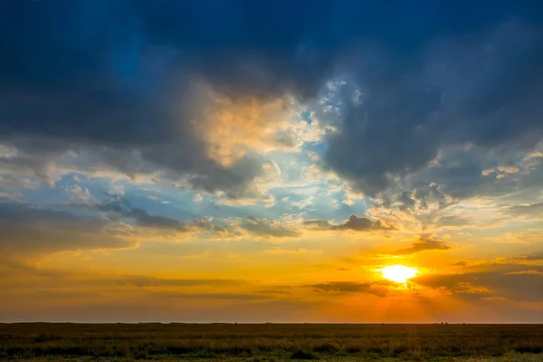 Zomer Steppe Vlakte Kleurrijke Zonsondergang Met Verlichte Wolken — Stockfoto