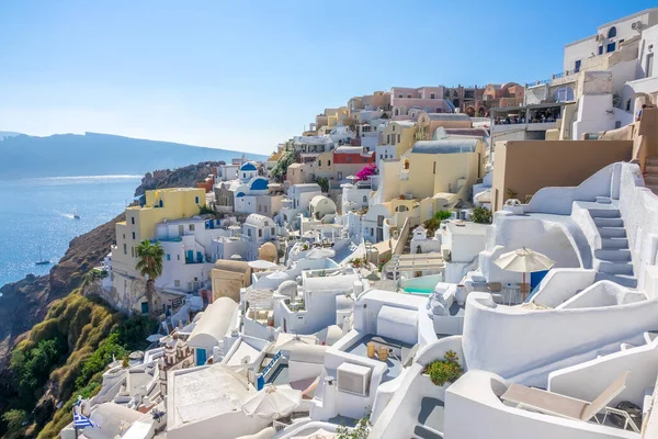 Griekenland Zonnige Zomerdag Santorini Oia Gebouwen Terrassen Met Bloemen Caldera — Stockfoto