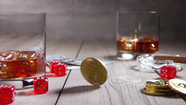 Rustieke Houten Tafel Whisky Met Ijsblokjes Twee Glazen Dollarbiljetten Sigaar — Stockvideo